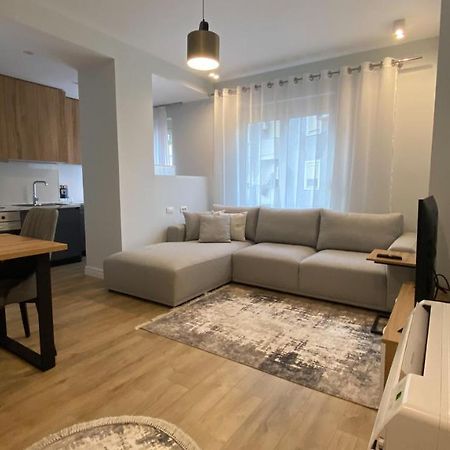 Centrally Located Glamorous Bright Apt Near Bazaar Tirana Exterior photo