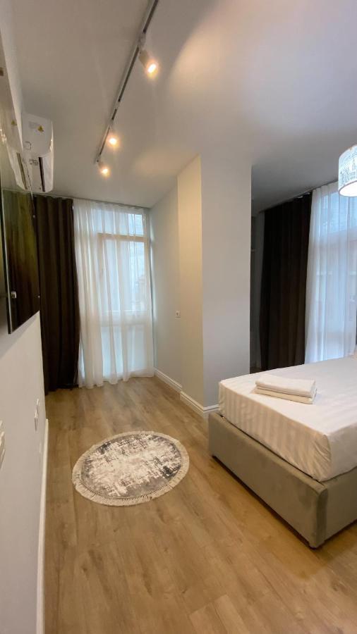 Centrally Located Glamorous Bright Apt Near Bazaar Tirana Exterior photo