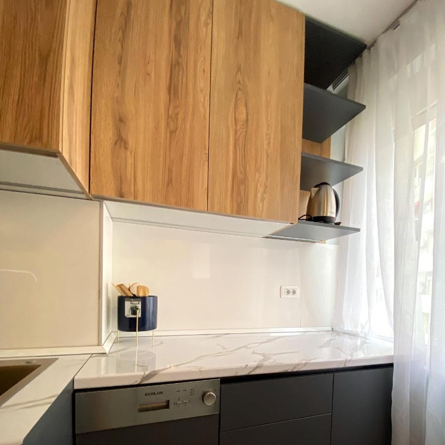 Centrally Located Glamorous Bright Apt Near Bazaar Tirana Exterior photo