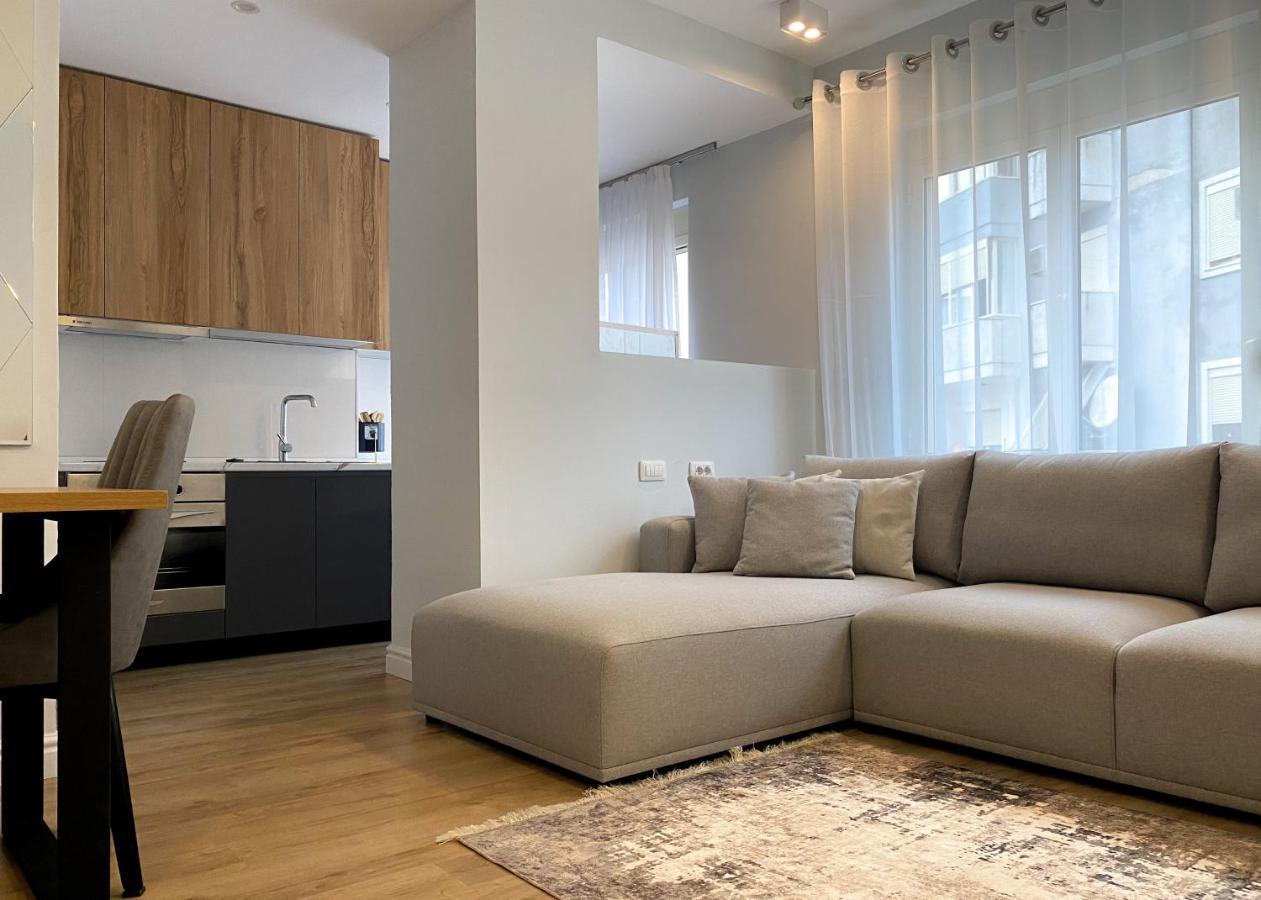 Centrally Located Glamorous Bright Apt Near Bazaar Tirana Exterior photo