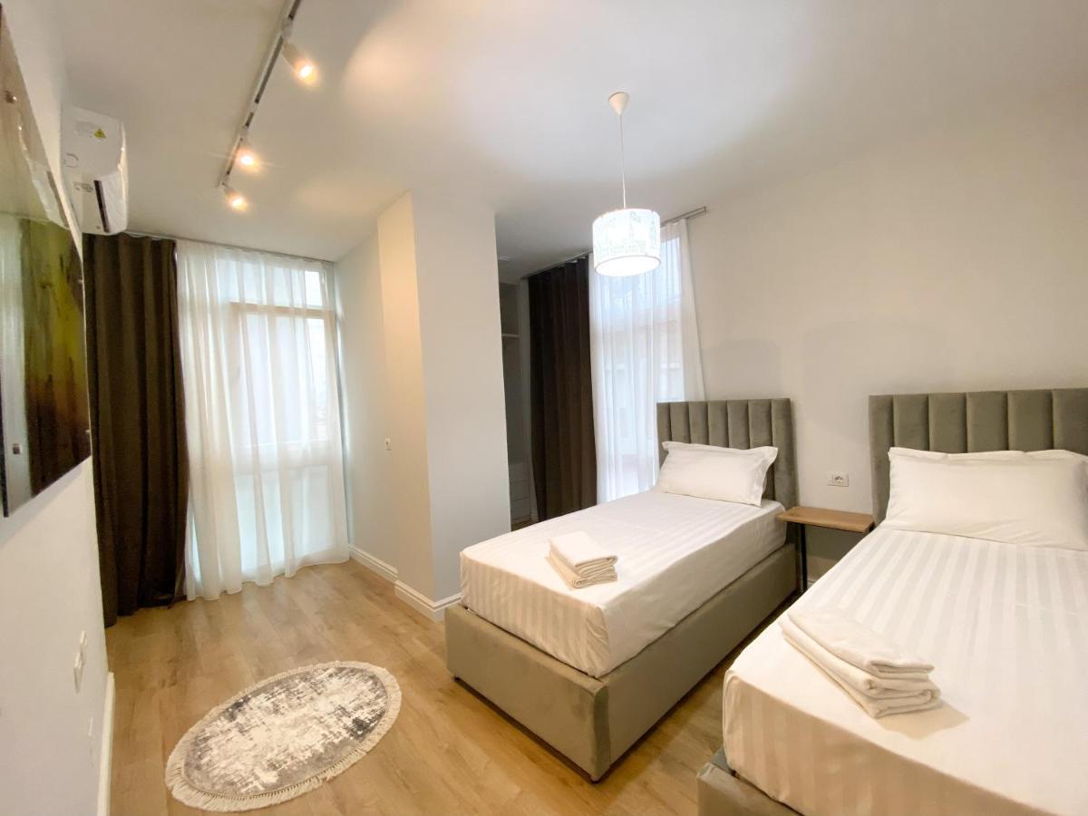 Centrally Located Glamorous Bright Apt Near Bazaar Tirana Exterior photo