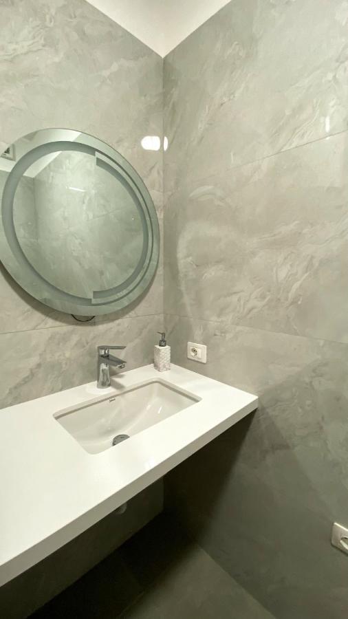 Centrally Located Glamorous Bright Apt Near Bazaar Tirana Exterior photo